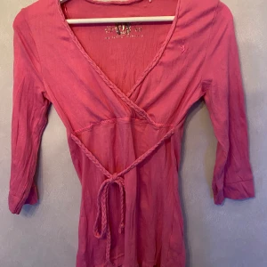 Rosa topp från  - En fin tröja från Esprit med snören för bättre passform. Den är gjord av mjukt material och har en bra passform utan att vara för tight. Den är i storlek XS men passar även S och är i bra skick!🩷👚