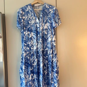 Sommarklänning - Står ej storlek men ca M, passar S också men lite oversized, går att dra åt i midjan. 