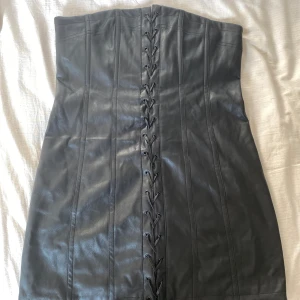 "Läder" klänning med prislapp - Säljer denna super snygga klänning från Urban Outfitters som aldrig har använts. Ny pris var £59 som motsvarar 750kr 