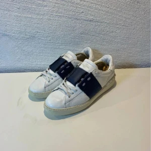 Valentino skor - Valentino open skor - mörkblå. Skorna är lite använda med utbytta innersulor men fortfarande i grymt skick och mycket kvar att ge. Tar även byten.