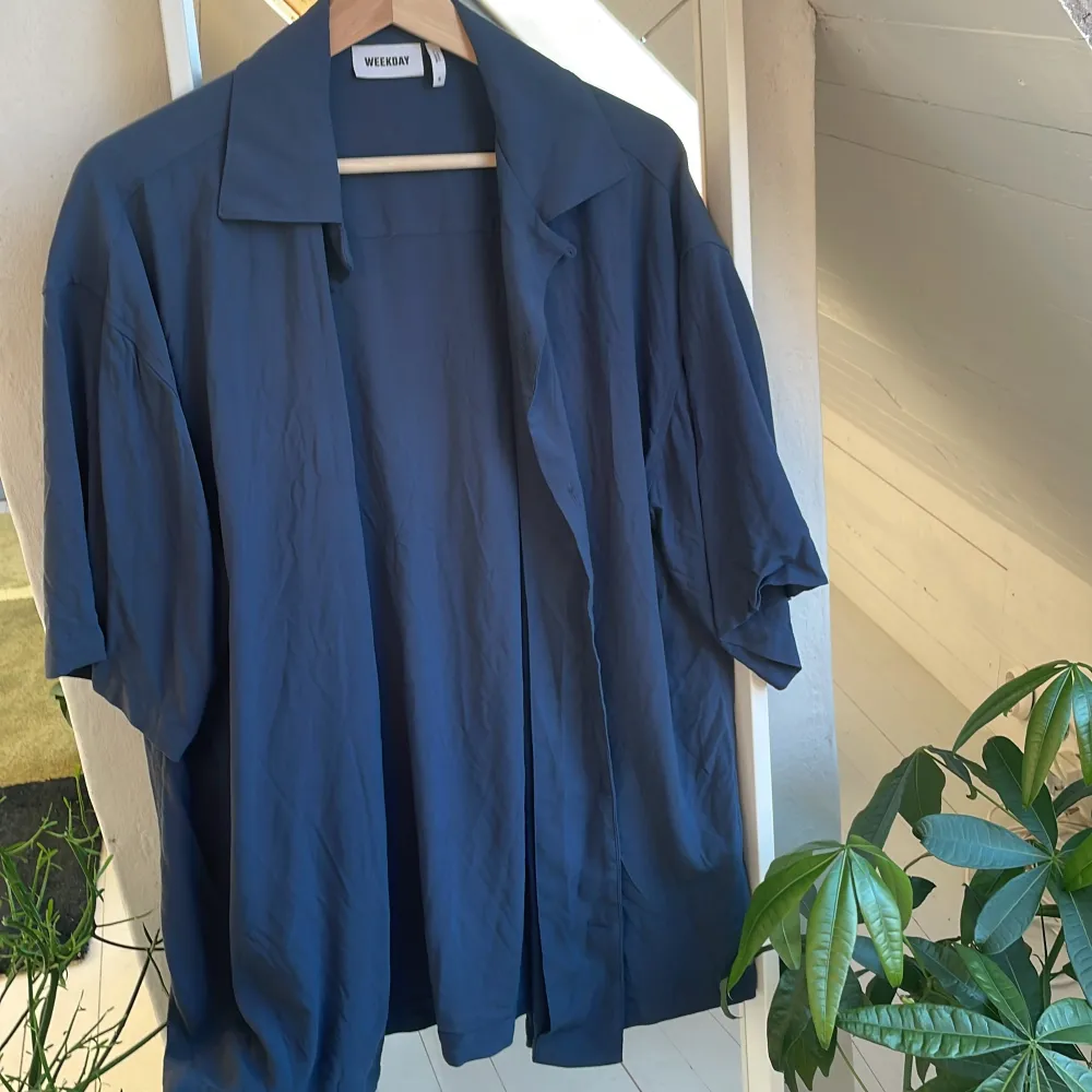 Mörkblå weekday skjorta i nytt skick. Storlek s men funkar även som medium. Väldigt skön till sommaren då den är sval  och hyfsat tunn . Skjortor.