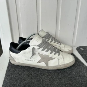 Golden Goose - Säljer dessa sjukt laidback Golden Goose skor i storlek 44. Väldigt fina och extremt bra skick, givetvis äkta. Priset är inte hugget i sten🙌🏽