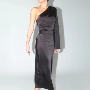 Svart långklänning  - Oanvänd klänning från Gina Tricot som är slutsåld på hemsidan🙌Passar till alla tillfällen.