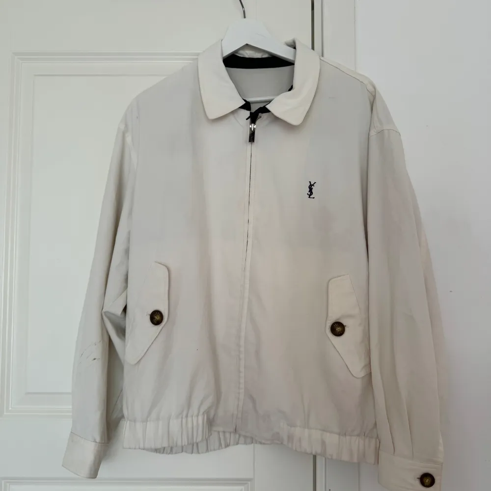 Vintage YSL jacka, köpt i vintage butik i London . Skick: 4/5 Pris: 1200 Notering: Lite smutsig se bild Inga returer eller byten. . Takit.