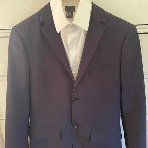 Kavaj med skjorta  - Jättefin kavaj med skjorta, säljer de tillsammans eller separat. 300 för kavajen, 200 för skjortan eller båda för 400. Oanvänt. Perfekt til studenten! 