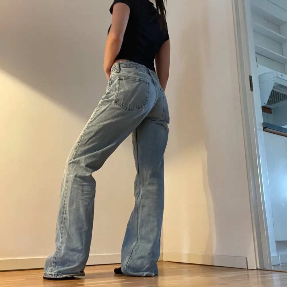 Populära Zara jeans i modellen TRF medelhög midja i storlek 36. Säljer då det är för stora för mig, de är använda ett fåtal gånger.. Jeans & Byxor.