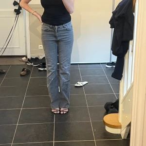 Grå jeans - Gråa jeans från Gina. Kan ha använt 1-2 gånger. 