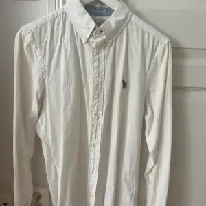 Perfekt vit skjorta från Paul Smith i storlek S / Small. Har en snygg diskret häst i typisk Paul Smith design på bröstet.