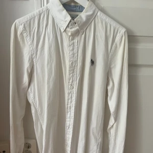 Paul Smith skjorta - Perfekt vit skjorta från Paul Smith i storlek S / Small. Har en snygg diskret häst i typisk Paul Smith design på bröstet.