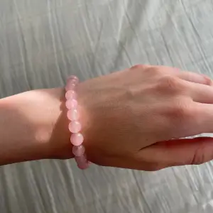 Supergulligt och fint rosa armband, lite som små ”stenar/kristaller” 💗 Kan kombineras med andra fina armband 🤩 Aldrig använd, testad bara, så den är i bra skick! Stretchig. Köpte för 100kr utomlands 💕
