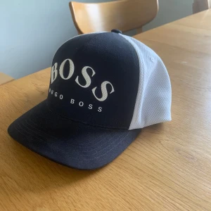 Sällsyn hugo boss keps (onesize) - snygg och sällsyn hugoboss keps i skick 10/10/ som ny😇 har bara använts några gånger och den används inte längre pga inte min stil. Hör av er för fler bilder eller om ni har några frågor!🤩🌟