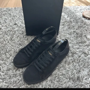 Saint Laurent skor - Saint Laurent skor🤩 | jätte fint skick🔝 | nypris 7000+ | mitt pris 2799🤫(galen steal) | strl 41-42,5 | allt og tillkommer (dustbag, låda, skosnören m.m) 🙌🏼 |  hör av dig vid några funderingar mvh EBRESELL 🔝👋🏼