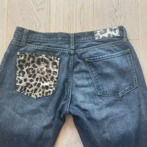 Super fina rare low waisted flare jeans med leopard detaljer i super skick, säljer tyvärr dessa drömbyxor då de är för små för mig, skicka för mer bilder eller diskutering av pris 💕