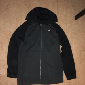 Nike tröja - Säljer tröjan pga den är för stor för mig och är inte använd