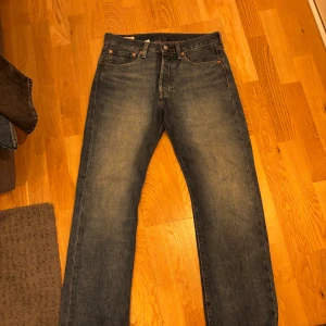 Levis 501 - Säljer dessa Levis 501 i storlek W32/L30. Använda 5 gånger. Säljs pga för stora. Ny pris 1099kr. Mitt pris: 350kr