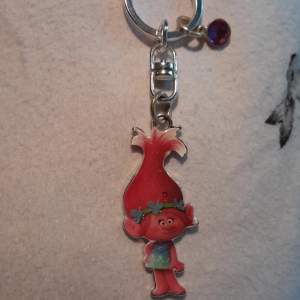 En glittrig nyckelring med Poppy från 