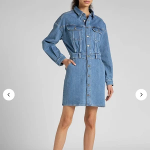 Jeans klänning från Lee - Jättesnygg jeansklänning från Lee. Ordinarie pris 1099kr 🌟