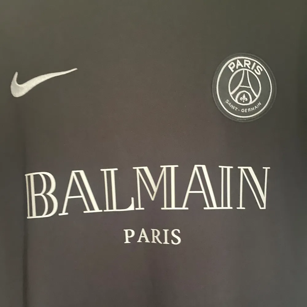 Säljer en Psg Balmain fotbollströja i storlek M. Aldrig använd.. T-shirts.