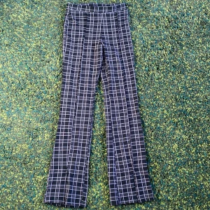 rutiga yoga pants⭐️ - coola rutig yoga pants! aldrig använda endast testade. säljs då jag fick i present men gillar ej🩷 storleken står som 13-14 år men skulle säga att det är typ xs ⭐️