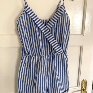Randig playsuit - Jättefin blå- och vitrandig playsuit i linne, i bra skick🩵 I strl M men passar S.