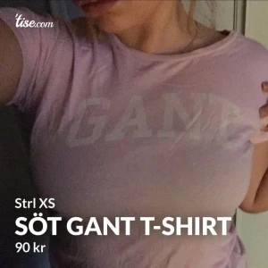Pinkie T-shirt - Söt enkel T-shirt från GANT med tryck på bröstet 💕 Väldigt simpel, och lagom tight i passformen. Strl XS