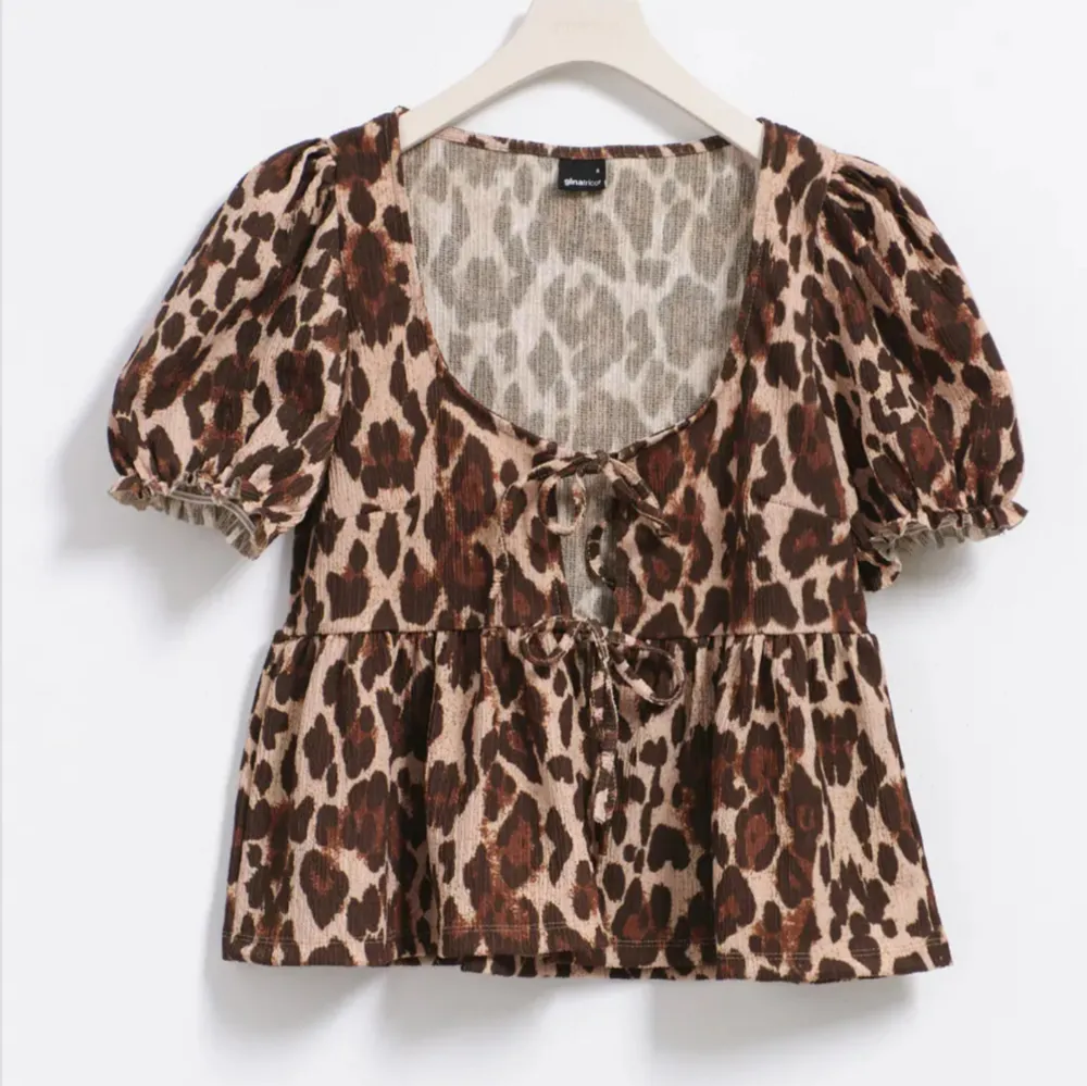 Säljer denna leopard tröja från Gina i storlek S. Aldrig använd med lappar kvar. . Tröjor & Koftor.