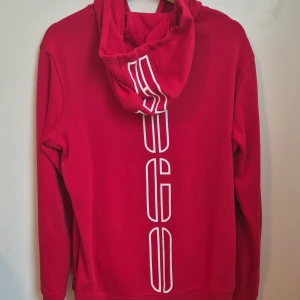 Hugo boss - Tjo tjo, säljer en fet hugo boss hoddie. Färgen samt texten på baksidan gör den unik. Den är felfri. Storlek S.