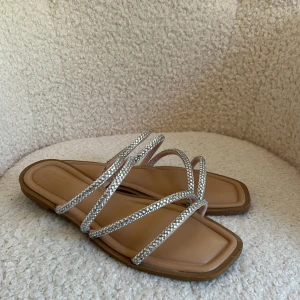 Finskor  - Finare sandaler med diamanter på 💍 Perfekt i sommar till lite finare tillfällen ☀️ mamma köpte dem i Edinburgh till mig men lite stora på mig, fler bilder gå att få 💝Priset går självklart att diskutera