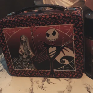 Nightmare before Christmas  - Exklusiv matlåda med tillhörande termos från Nightmare Before Christmas. Svår å få tag i men otroligt söt! Samlarobjekt