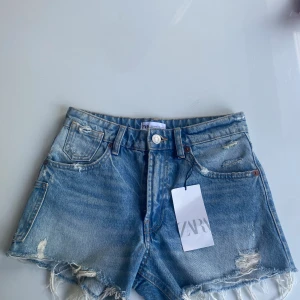 Jeansshorts  - Jättefina jeansshorts nu till sommaren. Aldrig använt så först till kvarn som gäller. Original pris 379 kr.