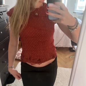 Röd blus - En röd och somrig topp som är använd endast en gång. 
