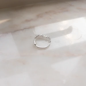 Ring - Yomie har fina kvalitativa prisvärda ringar som endast kostar 99kr 💕 Alla är vattentäta och gjorda av rostfritt stål 💛 Ringarna orsakar alltså inga utslag 💕Denna ring är justerbar & i färgen silver 💛 För fler frågor/bilder skicka ett meddelande💕