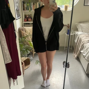 Svart zip-hoddie - Svart ziphoddie i storlek XL från H&M. Skriv vid frågor och fler bilder💗