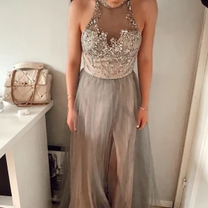 Balklänning - Jättefin och populär balklänning från mascara 🌸 Använd 1 gång (nyskick). Perfekt till gala, bal eller som aftonklänning. Skriv för mer info (pris kan diskuteras) 💘💘
