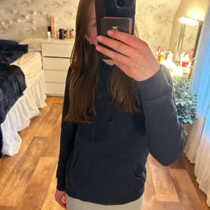 Peak performance  - Har bara varit i garderoben i flera år men bra skick. Den är lite tajt så är mer en xs. Skriv vid fler frågor 💕