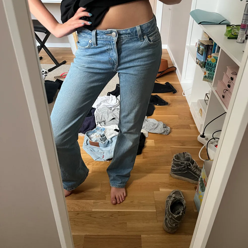 Så snygga Levis flare jeans i st waist 23, men de är lite oversize så sitter som st 24/25 skulle jag säga!. Jeans & Byxor.