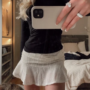 Lågmidjad Volangkjol - Säljer världens finaste kjol. Perfekt nu till sommaren 🌸 (nyskick) Har inbyggda shorts under 💘💘