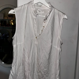 Vitt linne med krage och guldknappar - Storlek: M Använd: Max 5 gånger