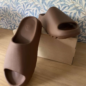 Yeezy slide flux - Sprillans nya Yeezy slides! Lite skadad box därav ett billigt pris. Kan hämtas i Lund eller Malmö eller så skickas de. Självklart kan pris diskuteras! 😁