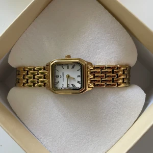 Mockberg  - Den är helt ny, har tagit bort några länkar då den är väldigt stor från början, men alla länkar är kvar och går lätt att fixa tillbaka dem. Jag säljer då jag istället vill ha en sådan i silver!  Den har inga repor eller slitage! NYPRIS 1899kr säljer 