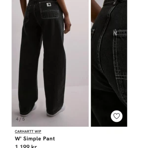 Carhartt simple pant Dam - Ett par sparsamt använda jeans i modellen simple pant i från carhartt. Inköpa på Nelly för 1200kr förra året. Det är likadana som på bilden men i blå färg. Jag har storlek S/M och dom sitter prefekt. 