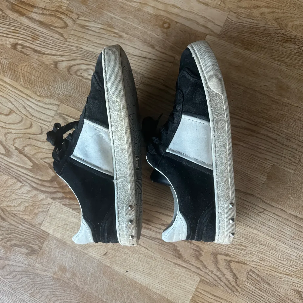 Tja, säljer dessa sjukt snygga eftertraktade Valentino skor. Skorna saknar 3st nitar. Innan frakt blir skorna skötsamt tvättade, kan även skicka mer bilder efter tvätt! Förutom lite smuts är skorna i väldigt bra skick! Box, dustbag, kort följer med! . Kengät.