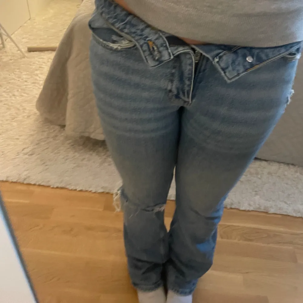 Säljer dessa jeans ifrån GinaTricot. Säljer pga att de är för små i midjan.. Jeans & Byxor.