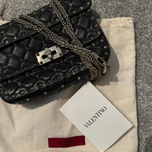Valentino väska - Säljer nu min älskade Rockstud spike Valentino väska! Perfekta väskan till både vardags och fest. Givetvis äkta, både dustbag och kvitto medföljer. Kan även tänka mig gå ner i pris vid snabb affär💕