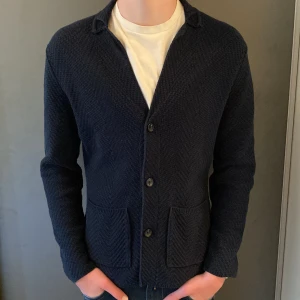 Massimo Dutti Kofta - Säljer nu denna asfeta Massimo Dutti koftan i ett gott skick! Storleken är M och sitter bra som det! Nypris ligger på ca 1299kr❌ mitt pris endast 449kr✅ Hör av dig vid minsta lilla fundering!! 😊😊