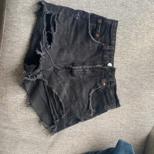 Jeans shorts  - den är bra och skön men den är för liten för mig 