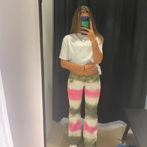 Coola mönstrade jeans  - Coola mönstrade grönrosarandiga jeans. Så snygga och najs, de är köpta second hand, okänt märke. Älskar dem och de är så härliga till sommaren. Tyvärr inte använda så mycket då de har blivit försmå!