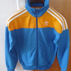Vtg Adidas Track jacka 2005 California - Adidas track jacka i stl XS. California state university jacket från 2005. Toppskick.