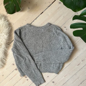 Svartvit stickad tröja - Svartvit tröja från GinaTricot. Sjukt najs på sommaren då den inte är allt för varm. Något croppad så Passar snyggt till kjolar å klänningar ❤️❤️