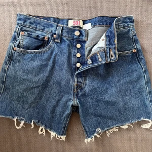Levis 501 jeansshorts  - Assnygga Levis jeansshorts (avklippta 501)😍
